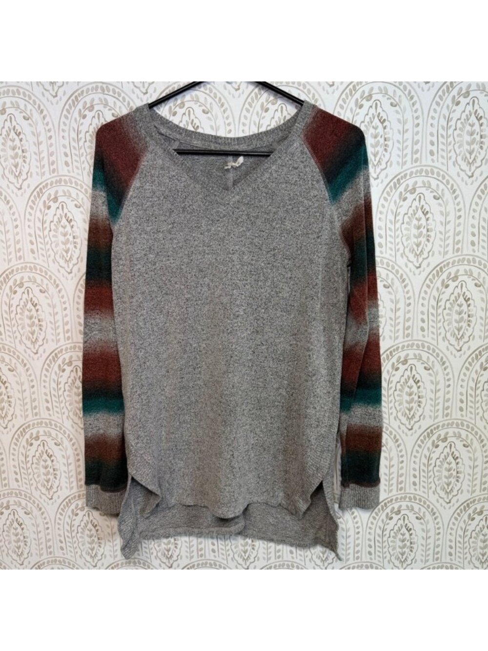 Maurices Womens XS Grey Striped Raglan Sleeve V-Neck Knit Tunic Top Pullover